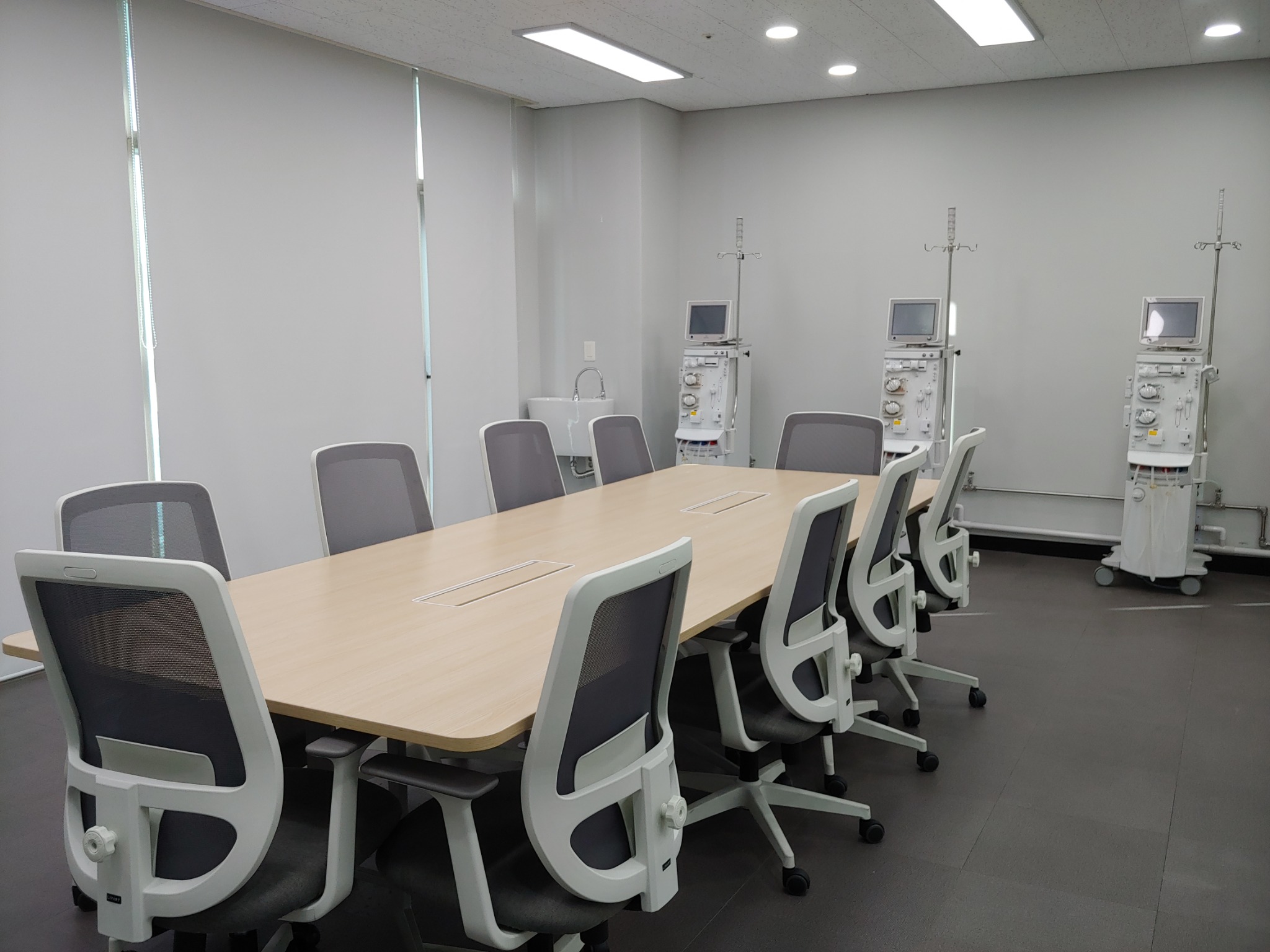 회의 테이블과 인공신장기가 준비된 부산 교육시설